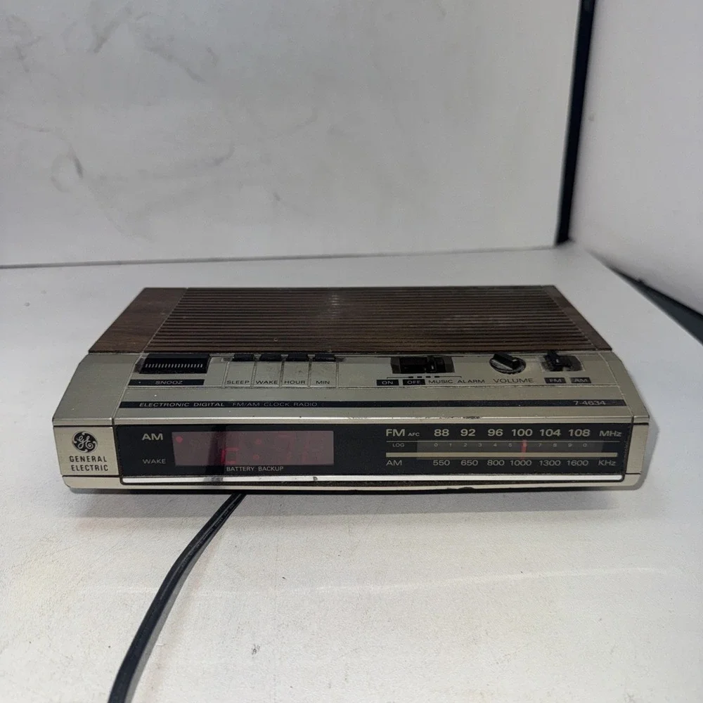 Vintage General Electric GE Digital Alarm Clock Radio Snooze Model 7-4634A